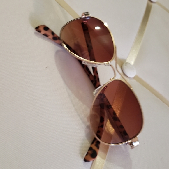 *3/$15 Gold Metal Frame Leppard Print Sunglasses - Picture 7 of 7